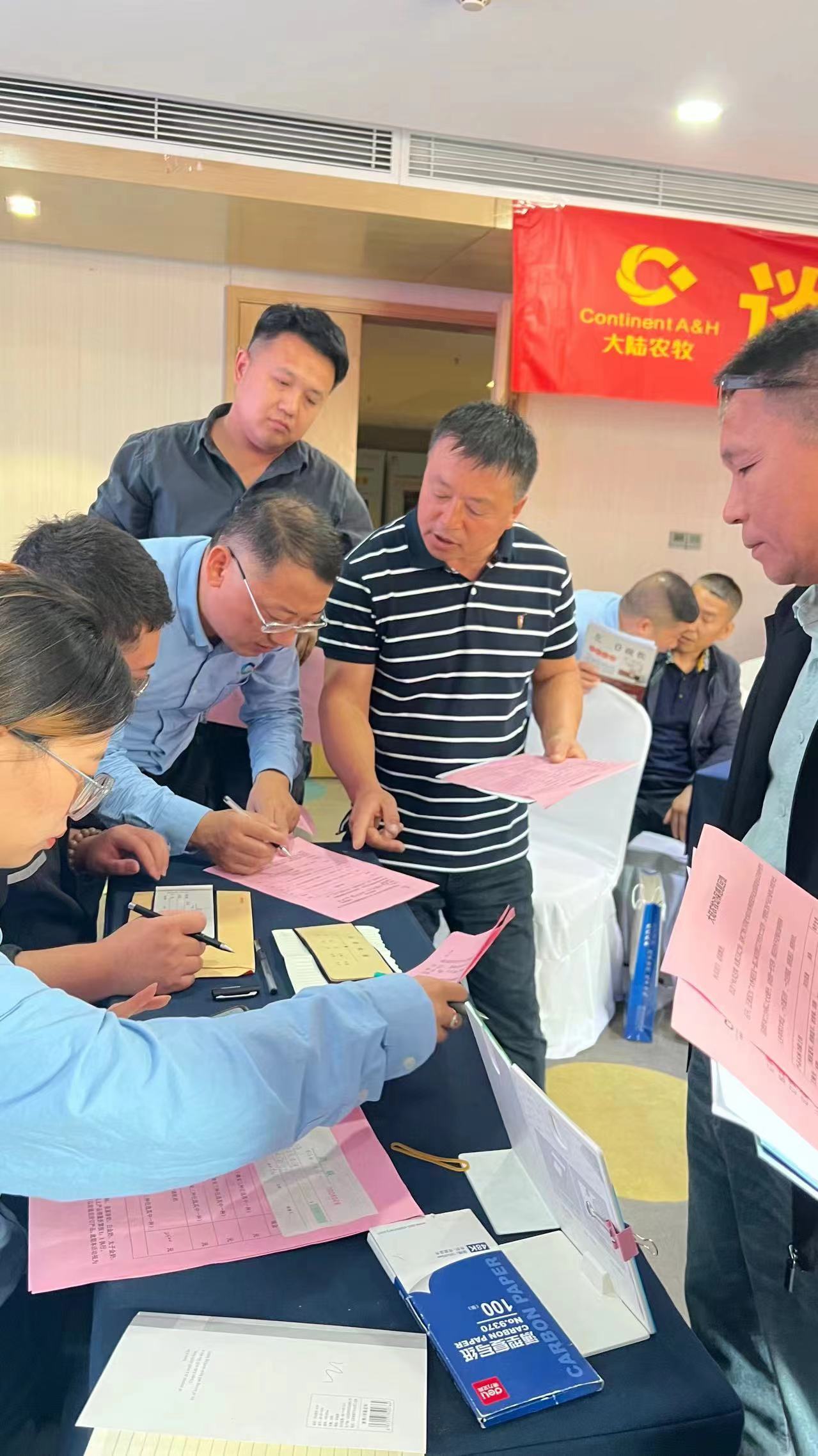 河南大陸農(nóng)牧養(yǎng)豬服務(wù)站全國聯(lián)誼會訂貨現(xiàn)場.jpg